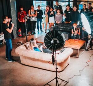 Un présentateur face à un groupe, il respire la confiance en soi