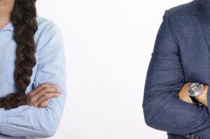conflit entre deux personnes qui ne se regardent pas