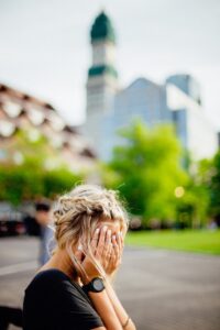 femme timide mal à l'aise dans ses relations,elle se cache le visage dans les mains